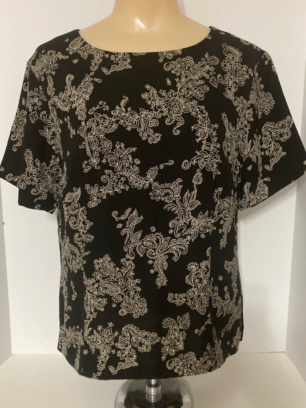 Black Floral Print Short-Sleeve Women's Top. Item# SSbl5